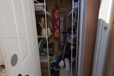 Townhouse in Miami Lakes, Florida 3 bedrooms, 125.51 sq.m. № 2002341 - photo 12