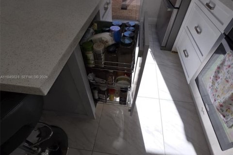 Townhouse in Miami Lakes, Florida 3 bedrooms, 125.51 sq.m. № 2002341 - photo 13