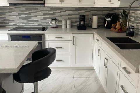 Townhouse in Miami Lakes, Florida 3 bedrooms, 125.51 sq.m. № 2002341 - photo 21