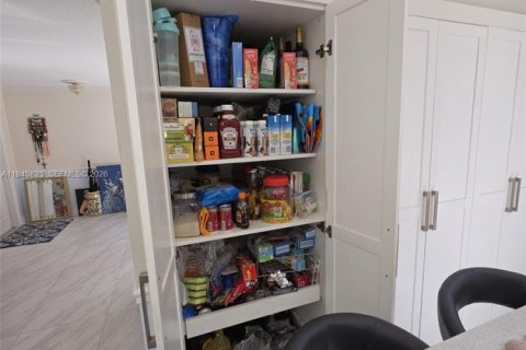 Townhouse in Miami Lakes, Florida 3 bedrooms, 125.51 sq.m. № 2002341 - photo 21