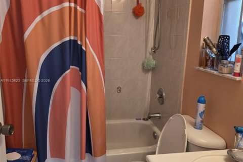 Townhouse in Miami Lakes, Florida 3 bedrooms, 125.51 sq.m. № 2002341 - photo 25