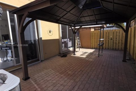 Townhouse in Miami Lakes, Florida 3 bedrooms, 125.51 sq.m. № 2002341 - photo 9