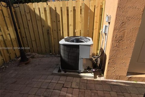 Townhouse in Miami Lakes, Florida 3 bedrooms, 125.51 sq.m. № 2002341 - photo 10