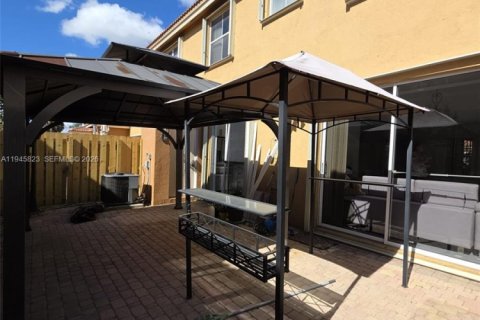 Townhouse in Miami Lakes, Florida 3 bedrooms, 125.51 sq.m. № 2002341 - photo 11