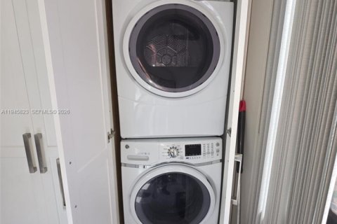 Townhouse in Miami Lakes, Florida 3 bedrooms, 125.51 sq.m. № 2002341 - photo 19