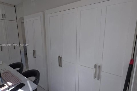 Townhouse in Miami Lakes, Florida 3 bedrooms, 125.51 sq.m. № 2002341 - photo 23