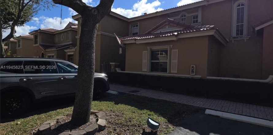 Townhouse in Miami Lakes, Florida 3 bedrooms, 125.51 sq.m. № 2002341