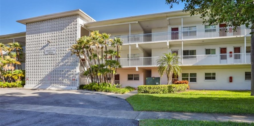 Condo in Saint Petersburg, Florida, 2 bedrooms № 1618448