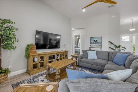 House in New Smyrna Beach, Florida 4 bedrooms, 202.06 sq.m. № 1851183 - photo 23