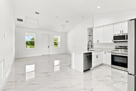 House in Okeechobee, Florida 3 bedrooms, 130.06 sq.m. № 2192521 - photo 11