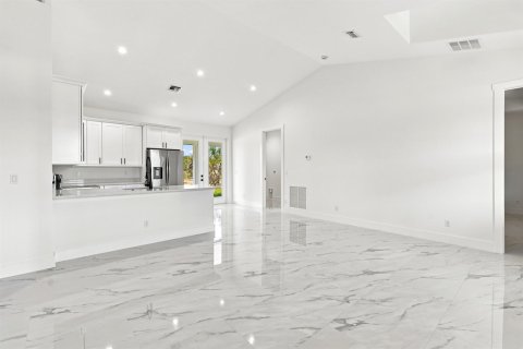 House in Okeechobee, Florida 3 bedrooms, 130.06 sq.m. № 2192521 - photo 13