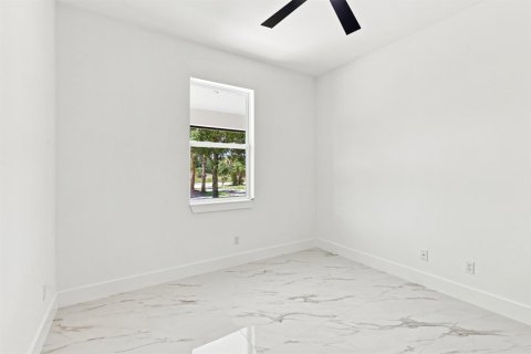 House in Okeechobee, Florida 3 bedrooms, 130.06 sq.m. № 2192521 - photo 23