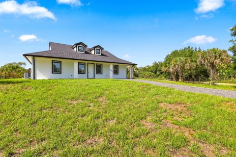 House in Okeechobee, Florida 3 bedrooms, 130.06 sq.m. № 2192521 - photo 4