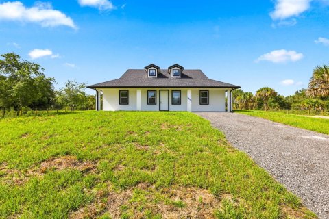 House in Okeechobee, Florida 3 bedrooms, 130.06 sq.m. № 2192521 - photo 3