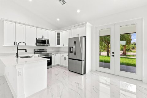 House in Okeechobee, Florida 3 bedrooms, 130.06 sq.m. № 2192521 - photo 17