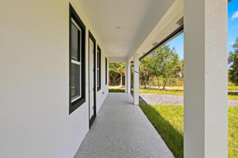 House in Okeechobee, Florida 3 bedrooms, 130.06 sq.m. № 2192521 - photo 6