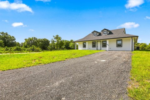 House in Okeechobee, Florida 3 bedrooms, 130.06 sq.m. № 2192521 - photo 2