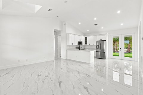 House in Okeechobee, Florida 3 bedrooms, 130.06 sq.m. № 2192521 - photo 12