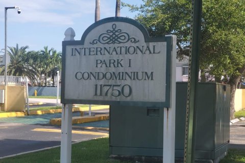 Copropriété à louer à Miami, Floride: 2 chambres, 83.43 m2 № 1921152 - photo 2
