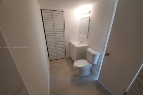 Condo in Miami, Florida, 2 bedrooms  № 1921152 - photo 8
