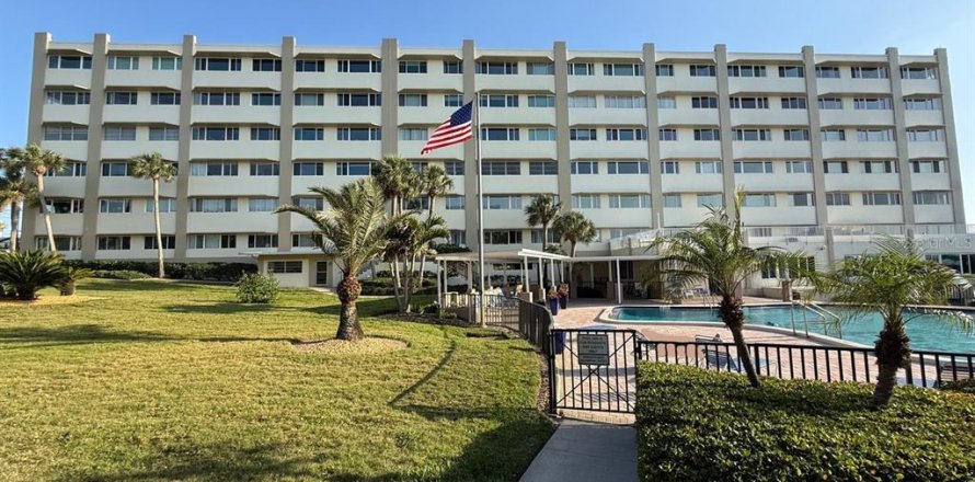 Condo in Belleair Bluffs, Florida, 1 bedroom № 2119280