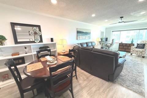 Condo in Belleair Bluffs, Florida, 1 bedroom № 2119280 - photo 17