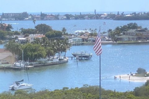 Condo in Belleair Bluffs, Florida, 1 bedroom № 2119280 - photo 12