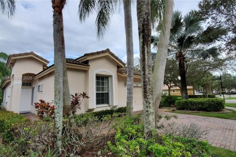 House in Weston, Florida 3 bedrooms, 138.89 sq.m. № 2003406