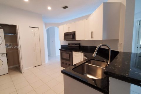 House in Weston, Florida 3 bedrooms, 138.89 sq.m. № 2003406 - photo 6