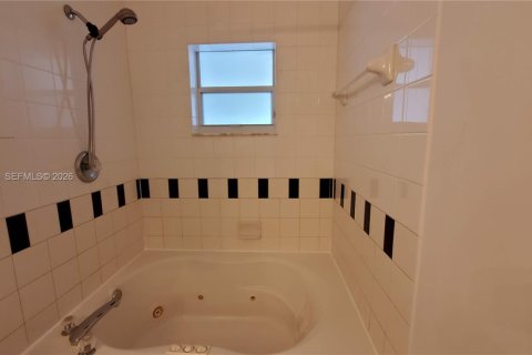 House in Weston, Florida 3 bedrooms, 138.89 sq.m. № 2003406 - photo 18