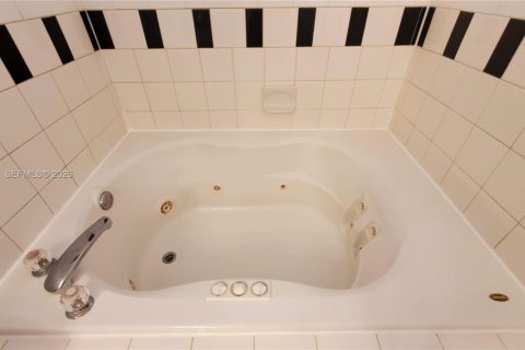 House in Weston, Florida 3 bedrooms, 138.89 sq.m. № 2003406 - photo 19