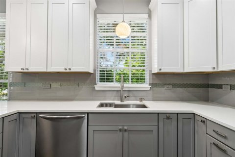 Townhouse in Tampa, Florida 5 bedrooms, 254.65 sq.m. № 2208995 - photo 17