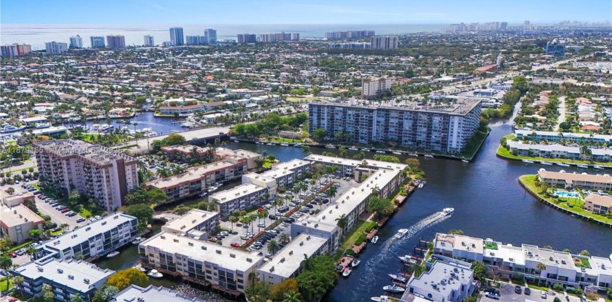 Кондоминиум с 2 спальнями в Помпано-Бич, Флорида № 1927848