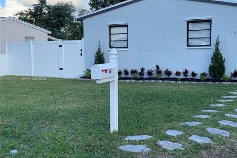 House in Hollywood, Florida 3 bedrooms, 86.68 sq.m. № 2002723 - photo 19