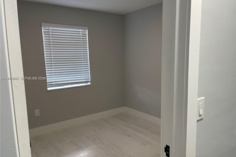 House in Hollywood, Florida 3 bedrooms, 86.68 sq.m. № 2002723 - photo 15