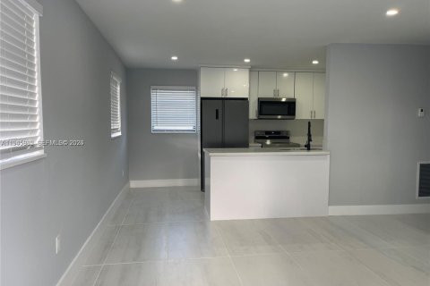 House in Hollywood, Florida 3 bedrooms, 86.68 sq.m. № 2002723 - photo 9