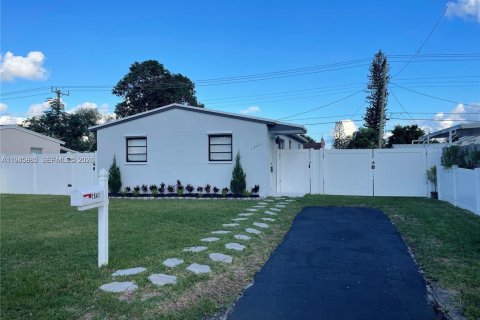 House in Hollywood, Florida 3 bedrooms, 86.68 sq.m. № 2002723 - photo 2