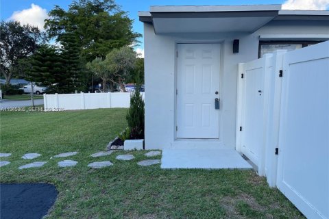 House in Hollywood, Florida 3 bedrooms, 86.68 sq.m. № 2002723 - photo 3