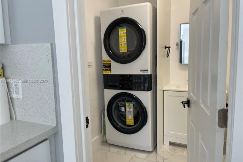 House in Hollywood, Florida 3 bedrooms, 86.68 sq.m. № 2002723 - photo 10