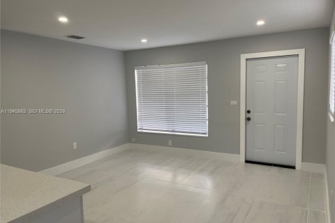 House in Hollywood, Florida 3 bedrooms, 86.68 sq.m. № 2002723 - photo 4