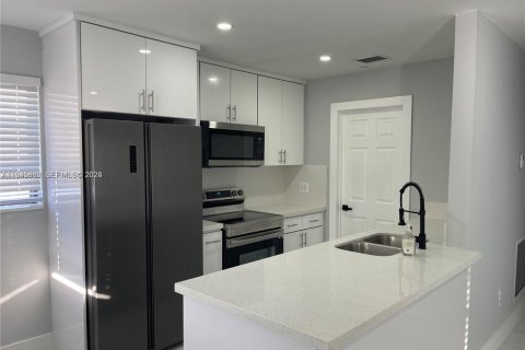 House in Hollywood, Florida 3 bedrooms, 86.68 sq.m. № 2002723 - photo 8