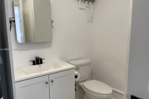 House in Hollywood, Florida 3 bedrooms, 86.68 sq.m. № 2002723 - photo 11