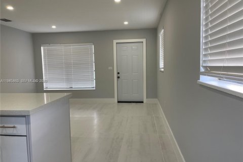 House in Hollywood, Florida 3 bedrooms, 86.68 sq.m. № 2002723 - photo 6