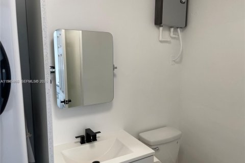 House in Hollywood, Florida 3 bedrooms, 86.68 sq.m. № 2002723 - photo 12