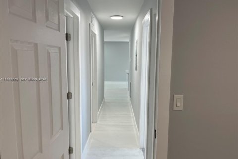 House in Hollywood, Florida 3 bedrooms, 86.68 sq.m. № 2002723 - photo 13