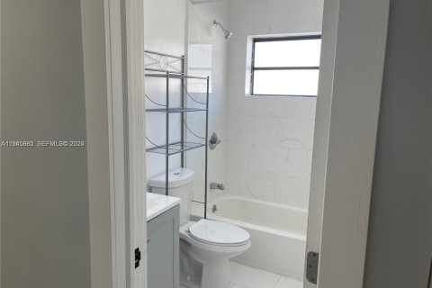 House in Hollywood, Florida 3 bedrooms, 86.68 sq.m. № 2002723 - photo 17