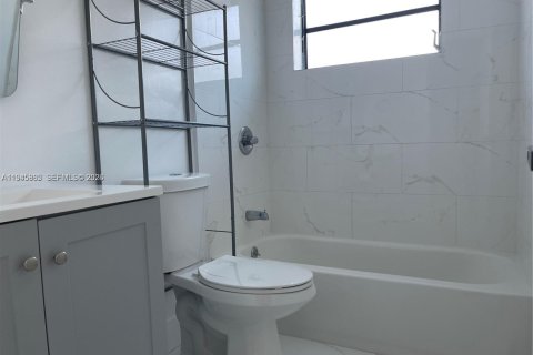 House in Hollywood, Florida 3 bedrooms, 86.68 sq.m. № 2002723 - photo 18