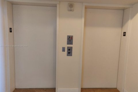 Copropriété à louer à Hollywood, Floride: 3 chambres, 196.49 m2 № 1862098 - photo 7