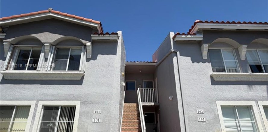 Кондоминиум с 3 спальнями в Дорал, Флорида № 2053315