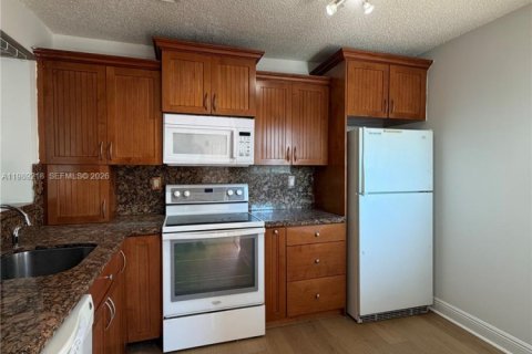 Снять в аренду кондоминиум в Дорал, Флорида 3 спальни, 104.05м2, № 2053315 - фото 3